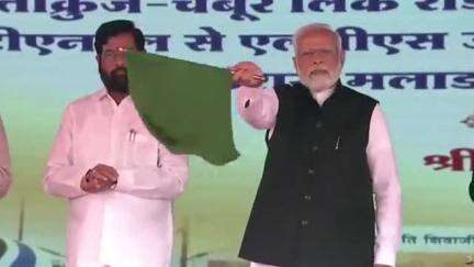 प्रधानमंत्री श्री #narendramodi द्वारा मुंबई-सोलापुर #VandeBharat ट्रेन का हरी झंडी दिखाकर शुभारंभ किया गया।