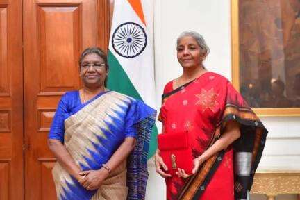 Union Finance Minister Smt. Nirmala Sitharaman called on President Smt. #DroupadiMurmu at Rashtrapati Bhavan before presenting the #UnionBudget 2023-24