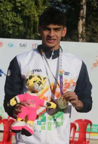 शानदार वेदांत !!!  🏊‍♂️

#KheloIndiaAthlete वेदांत माधवन (#महाराष्ट्र) ने #KIYG2022 में पुरुषों की 200 मीटर फ़्रीस्टाइल में 1:55.39 सेकेंड के समय से गोल्ड 🥇 जीता 👍
