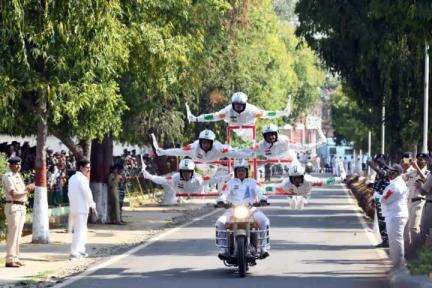 The #CRPFWomensBikeRally thrills the audience with their bike stunts at Gwalior.

#CRPFNaariShakti
#WomenPower https://t.co/4HHiSUZLb8