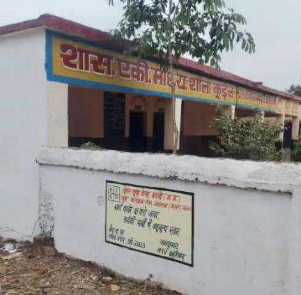 #nykkatni के राष्ट्रीय युवा स्वयंसेवक रामकुमार के निर्देशन में युवा मंडल सदस्यों द्वारा ब्लॉक बहोरीबंद के विभिन्न ग्रामों के शासकीय भवन की दीवार पर नारा लेखन द्वारा जल संरक्षण एवं संचयन का संदेश दिया।

#NYKS #WaterConservation https://t.co/