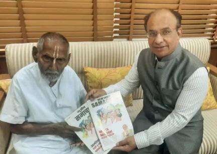 2022 #PadmaShri awardee, 126 year old #SwamiSivananda visited #CBC_MIB today with a request to be included in the mailing list of the #NewIndiaSamachar.  An avid reader, Baba said he came across our magazine at the #Varanasi airport lounge.