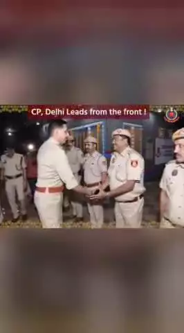 Leading from the front, #CPDelhi Sh Sanjay Arora meets personnel on duty across the city to exchange Diwali Greetings.