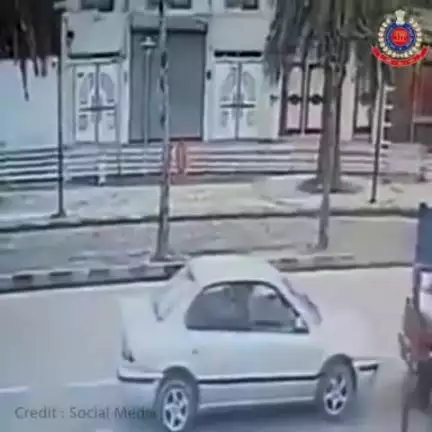दोपहिया से चारपहिया वाहन की ये जल्दबाज़ी आपको पैदल कर सकती है।

#dtptraffic
#RoadSafety #DelhiPoliceCares