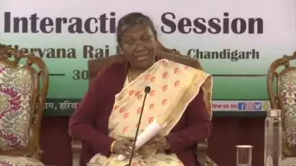 समाज व सरकार का यह दायित्व बनता है कि वे बेटियों को आगे बढ़ाएं और उन्हें सशक्त बनाएं: राष्ट्रपति


#Haryana #DIPRHaryana #PresidentOfIndia