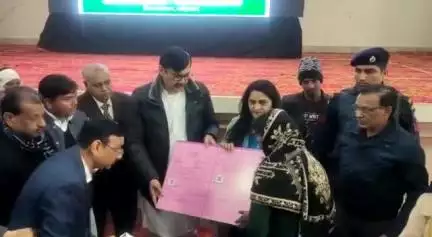 फतेहाबाद। #सुशासन_दिवस पर कैबिनेट मंत्री श्री देवेंद्र सिंह बबली व सिरसा लोकसभा क्षेत्र से सांसद श्रीमती सुनीता दुग्गल ने चिरायु व बीपीएल कार्ड लाभार्थियों को वितरित किए कार्ड।