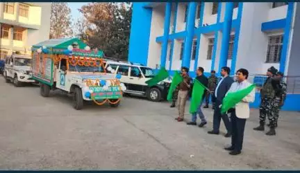 आज दिनांक 11-01-2023 को #उपायुक्त पलामू, #पुलिस अधीक्षक महोदय,पलामू के नेतृत्व में पलामू समाहरणालय परिसर से सड़क सुरक्षा जागरुकता रथ को हरी झंडी दिखाकर रवाना किया गया।