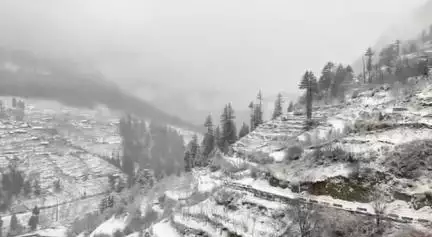 #उत्तराखंड में चारधाम समेत हेमकुंड साहिब, औली, हर्षिल, नैनीताल सहित अन्य ऊंचाई वाले क्षेत्रों में #बर्फबारी हुई है।