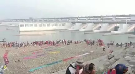 #माघ #मौनी_अमावस्या के पावन अवसर पर हजारों श्रद्धालुओं ने #वाल्मीकिनगर त्रिवेणी संगम में आस्था की डुबकी लगाई।