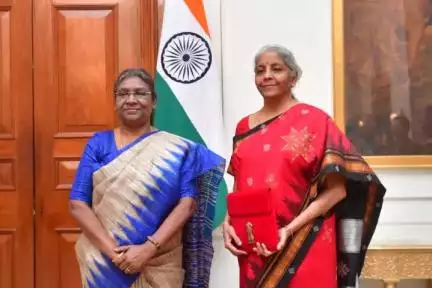 Union Finance Minister Smt. Nirmala Sitharaman called on President Smt. #DroupadiMurmu at Rashtrapati Bhavan before presenting the #UnionBudget 2023-24