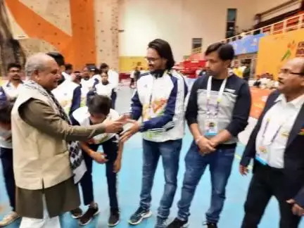खेलो इंडिया यूथ गेम्स 2022 की में आज ग्वालियर के एल एन आई पी में केंद्रीय कृषि मंत्री नरेंद्र तोमर ने जिमनास्टिक स्पर्धा में  इवेंट के विजेता खिलाड़ियों को  सम्मानित किया।

#KheloIndiaInMP #KheloIndiaYouthGames https://t.co/VNOQrA8LI0