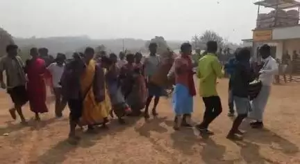चाईबासा जिला के गोइलकेरा थाना के घोर नक्सल प्रभावित क्षेत्र हाथीबुरु, माईलिपी स्थित पुलिस कैंप में प्रतिनियुक्त पुलिस बल द्वारा ग्रामीणों को मांदर,ढोल प्रदान किया गया।ग्रामीणों ने पुलिसकर्मियों को आमंत्रित कर हर्षोल्लास से मनाया माघे पर्व।