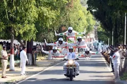 The #CRPFWomensBikeRally thrills the audience with their bike stunts at Gwalior.

#CRPFNaariShakti
#WomenPower https://t.co/4HHiSUZLb8