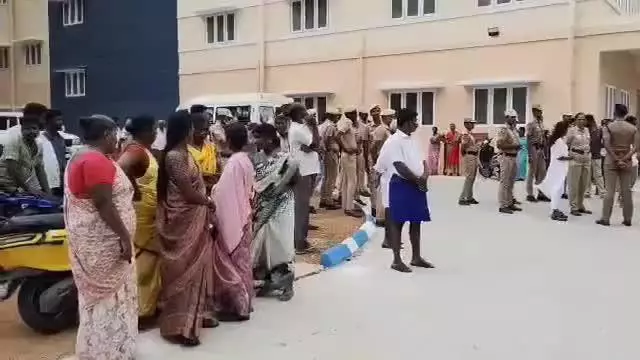 திருப்பத்தூர்: தோமினிக் சாவியோ நிதி உதவி பெறும் பள்ளியில் 11ஆம் வகுப்பு  மாணவன் மர்மமான முறையில் உயிரிழப்பு-பல போராட்டத்திற்குப் பிறகு பிரேத  பரிசோதனை கதறி அழுத தாய்