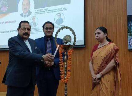 Shri #DrJitendraSingh , Union Minister of Science and Technology, illuminates the inaugural ceremony of the DBT Speedy Seeds Facility at NABI #Mohali with the traditional lamp lighting ceremony. #pibindia #cbc_chandigarh #mib_india