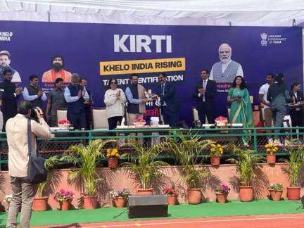 Adviser to Administrator, UT Chandigarh, Rajeev Verma  honors Hon'ble Union Minister Shri Anurag Thakur with a memento during the launch of the Khelo India Rising Talent Identification (#kirti) Scheme. #pibindia #mib_india #cbc_chandigarh .