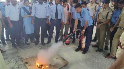 #Metro staff imparted #firefightingtraining through #simulation of various #fire and #smoke conditions at #Majerhat station today.
#amarkolkatametro