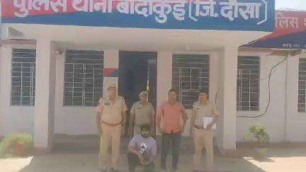 #दौसा
लूट के मामले में फरार चल रहा आरोपी 16 साल बाद गिरफ्तार
बांदीकुई थाना पुलिस ने विजय उर्फ टेकु मीणा को किया पकड़ा आरोपियों ने अक्टूबर 2008 में ट्रक चालक के साथ की थी लूटपाट