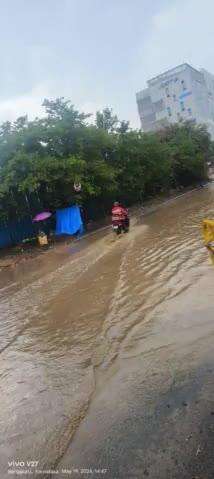 'Traffic Advisory '
Slow-moving traffic due to  Water logging at Marathahalli Police Station Service Road towards Kadubeesanahalli, Kindly co-operate.