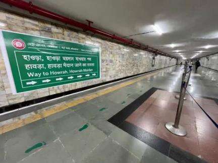 Special indicative footprints in #Blue & #Green colours have been installed on the floors of the new & old #Esplanade #Metro stations to enable commuters to switch easily from Blue Line to Green Line and vice versa.