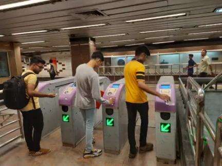 3 new QR enabled AFC-PC gates commissioned behind the middle ticket counters of old #Esplanade #Metro station. Commuters of #BlueLine & #GreenLine2 are exiting smoothly from the paid areas of old & new Esplanade stations through these gates