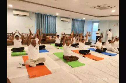 Shri P Uday Kumar Reddy, GM, other senior officials & staff of #MetroRailway practicing #yoga on #InternationalDayofYoga2024.

 #YogaForSelfAndSociety #YogaWithFamily #IDY2024