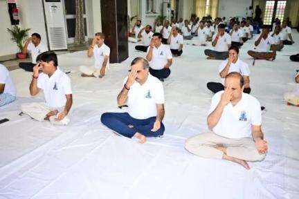 10 वें #InternationalDayofYoga  के अवसर पर बरेका अधिकारी क्लब में वृहद स्तर पर आयोजित योग अभ्यास कार्यक्रम में महाप्रबंधक, श्री अभय बाकरे एवं अन्य अधिकारियों