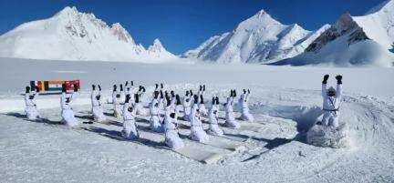 #YogaForSelfAndSociety : Indian army celebrates 10th #InternationalDayofYoga.

#IDY2024 #YogaDay2024 #YogaForAll