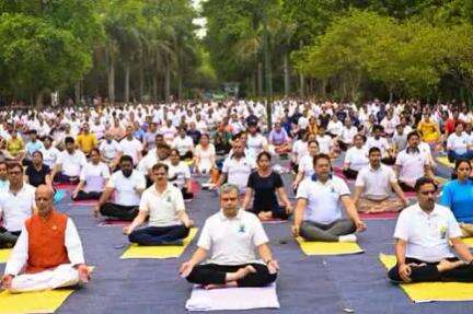 Union Minister Shri Ashwini Vaishnaw leads International Yoga Day celebrations at Lodhi Garden in New Delhi

#IDY2024 #YogaDay2024 #InternationalDayOfYoga2024