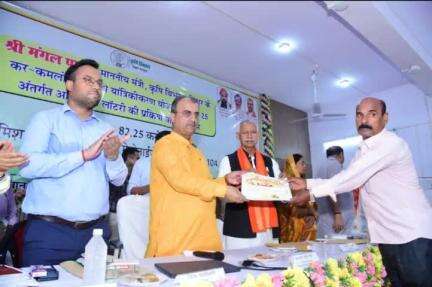 माननीय कृषि मंत्री मंगल पाण्डेय जी ने मधुमक्खी पालन कृषकों का प्रमाण पत्र देकर सम्मानित  किया अम्बेडकर भवन सिवान में।