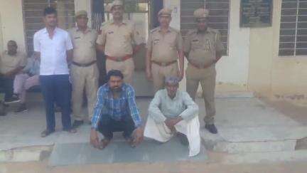 #Dausa #मेहंदीपुरबालाजी: पुलिस थाना बालाजी की बडी कार्रवाई 

नांदरी गांव मे एक महिला की हत्या से जुड़ा मामला, हत्या के आरोपी के घर में आग लगाने के मामले में आरोपी रवि व श्री किशन को पुलिस ने किया गिरफ्तार..