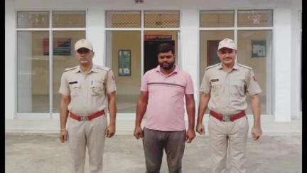 पुलिस थाना #गोविन्दगढ़ ने पुलिस बल के साथ #मारपीट के मामले में फरार ईनामी बदमाश शिशपाल उर्फ एसपी यादव को किया गिरफ्तार‌