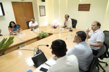 Shri Dinesh Kumar, Additional Member(Land & Amenities), #RailwayBoard,conducted a high level meeting today with #KolkataMetro, #KMRCL & #RVNL officials to review the progress of the ongoing works of the upcoming important #Metro stations.