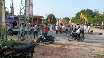 gav Asti Kalan me thakur ji Maharaj ki Pran pratishtha ke uplaksh mein nikali gai Kalash Yatra