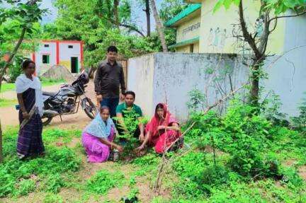 कल आंगनबाड़ी केंद्रों में वृक्षारोपण किया गया ग्राम दतिमा 
 #एक_पेड़_माँ_के_नाम #