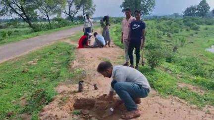 समाजसेवीयो ने अनोखे अंदाज पर किया पौधों का वितरण,पौधारोपण के माध्यम से दो गांव को जोड़ने का प्रयास