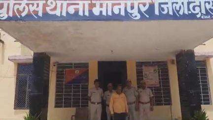 #Dausa #सिकराय: मानपुर थाना पुलिस की कार्रवाई

14 साल से फरार वारंटी को किया गिरफ्तार, आरोपी दिनेश खंडाल निवासी जयपुर को किया गिरफ्तार, थाना अधिकारी सुरेश कुमार के नेतृत्व में कार्रवाई