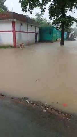 bazar chaok kurma me Pani niklne koi swasthya nahi Pani Ghar ghus raha hai