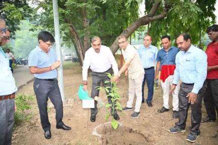 #एक_पेड़_माँ_के_नाम #plant4mother  दिनांक 25.07.2024 को बरेका आवासीय परिसर में  महाप्रबंधक श्री अभय बाकरे ने वृक्षारोपण कर इस अभियान के प्रति जागरूकता का संदेश दिया।