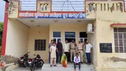 #Dausa #सिकराय: मानपुर सीओ दीपक कुमार ने ब्लाइंड मर्डर केस का किया खुलासा

रेटा में ट्रक से कुचलकर मुरारी लाल बैरवा की हत्या प्रकरण का किया खुलासा, मृतक की पत्नी का प्रेमी ही निकला हत्या का आरोपी...
#Dausapolice