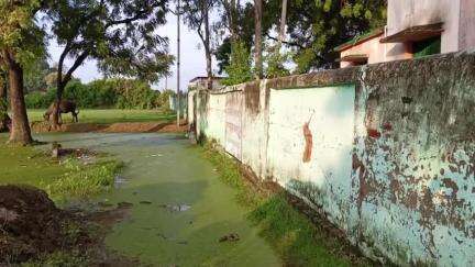 dubki gaon mein jal bharav jisse school ke aawa gaman mein badha school ke student ki entry mein badha pareshani