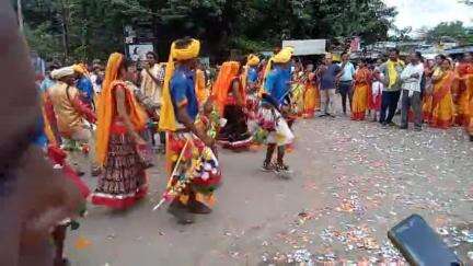 गोंङी लोक नृत्य रहा तिलक सुदुर कावा यात्रा का प्रमुख नृत्य बङी ही रुची से देखा दर्शकों ने और जमकर तारीफ भी की नर्मदापुरं