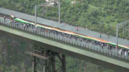 🎆 A historic moment as a 750m tricolor is showcased on the world's highest railway bridge over the Chenab River in Reasi, Jammu & Kashmir. Here’s to celebrating our independence with grandeur! #IndependenceDayIndia #pibindia