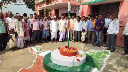 78 वा स्वतंत्रता दिवस पर धर्मोडीह पंचायत के पंचायत भवन में झंडातोलन करते हुए मुखिया डीजे देवी #rameshyadav