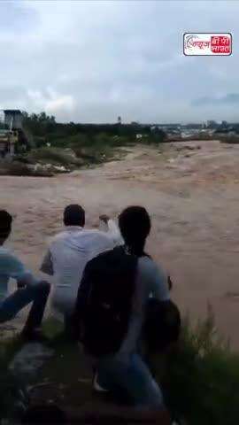 शिमला बाईपास रोड पर उफनते रामगढ़ नाले में फंसा बाइक सवार. 
.#Shimla #Ramgarh #Floods #Bike #ViralVideo #BREAKING