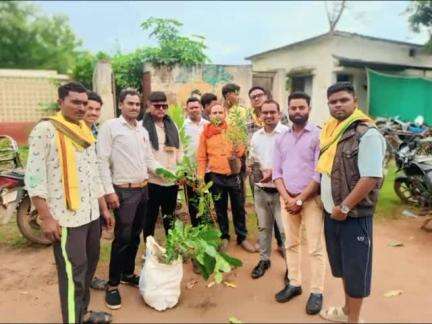 स्वतंत्रता दिवस के पवन अवसर पर आदिवासी युवाओं द्वारा वृहद रूपो में छांवदार व फलदार वृक्ष रोपण किया गया ।#आदिवासी