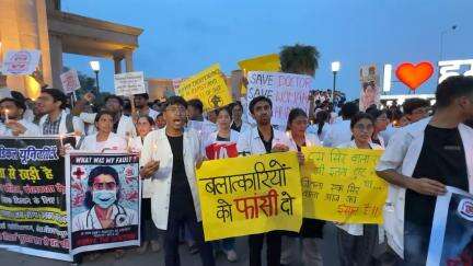 Doctors in Lucknow protest to demand #justiceformoumita #kolkatarapecase #things2doinLucknow_