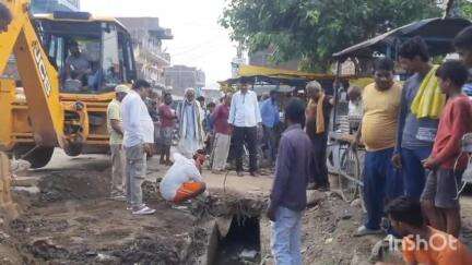 कांडी पंचायत मुखिया विजय राम ने विधायक के सहयोग से कांडी बाजार में नाली की सफाई के साथ लगवाया पटिया, लोगों में हर्ष