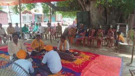 सावन मास की अंतिम सोमवारी एवं रक्षा बंधन के दिन दुलहपुर ,सिमरी में हरकिर्तन में जदयू जिलाध्यक्ष अशोक सिंह के साथ शामिल हुए।साथ में पिंटू ठाकुर,राजेश कुशवाहा,md मुस्तफा,त्रिलोकी खरवार,जगनारायण आदि शामिल रहे #महर्षिविश्वामित्रफाउंडेशन #बक्सर