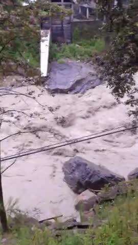 Manali mein bahut jyada barish hone ke Karan rode band